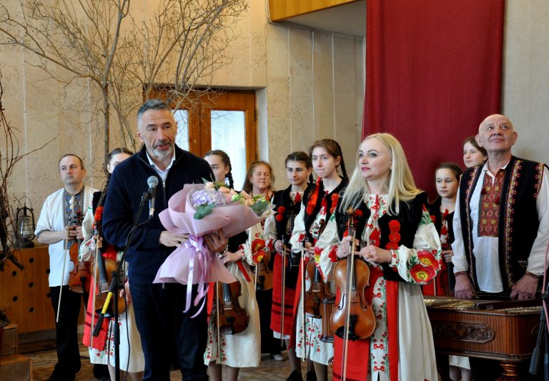 У Богородчанах на концерті музичної школи зібрали 11 тисяч гривень для ЗСУ 10 У Богородчанах на концерті музичної школи зібрали 11 тисяч гривень для ЗСУ