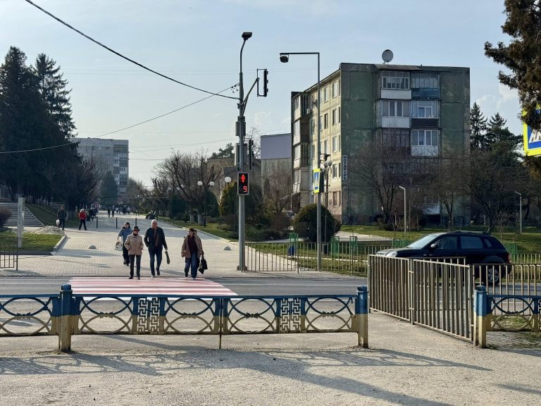 У Бурштині напроти міського парку запрацював світлофор (ФОТО) 11 654835441 1252838037035407 6050291655759531935 n