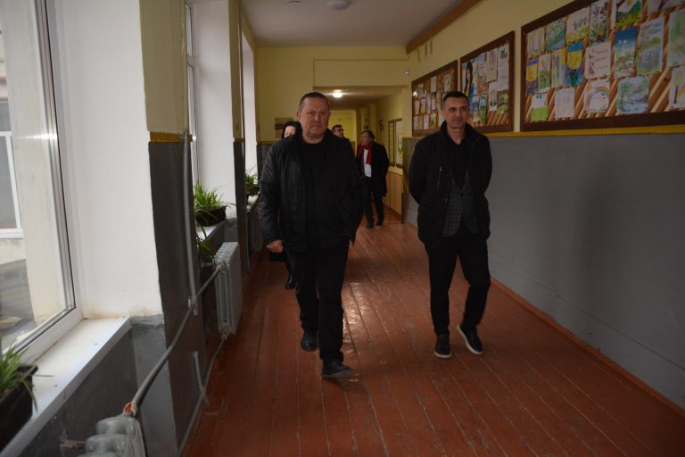 У Надвірній модернізують школи: громаду відвідала делегація ОДА (ФОТО)