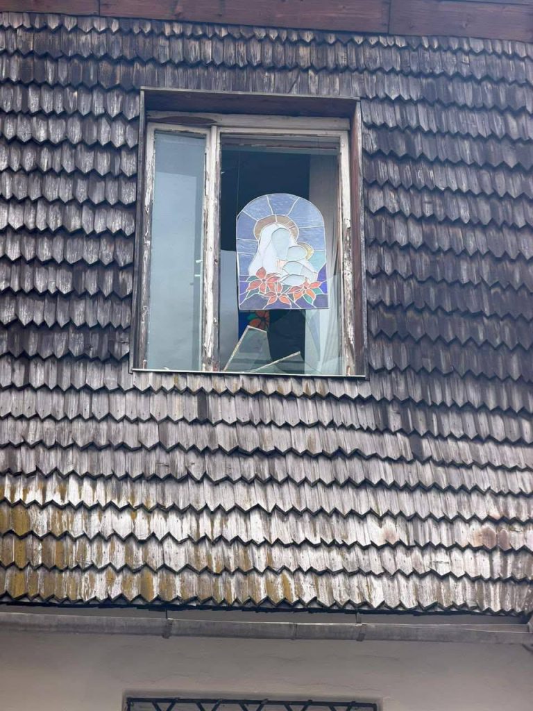 У Львові після атаки серед вибитих вікон в церкві святого Андрія вцілів вітраж Богородиці