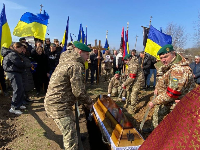 Городенківська громада провела в останню путь загиблого воїна (ФОТО) 3 656017024 1253746840297477 1818538599848720959 n