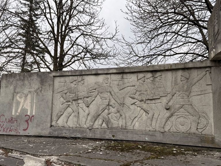 У Надвірній демонтують пам'ятний знак радянським солдатам (ФОТО) 3 656740423 1410061387613053 7184053118379643345 n