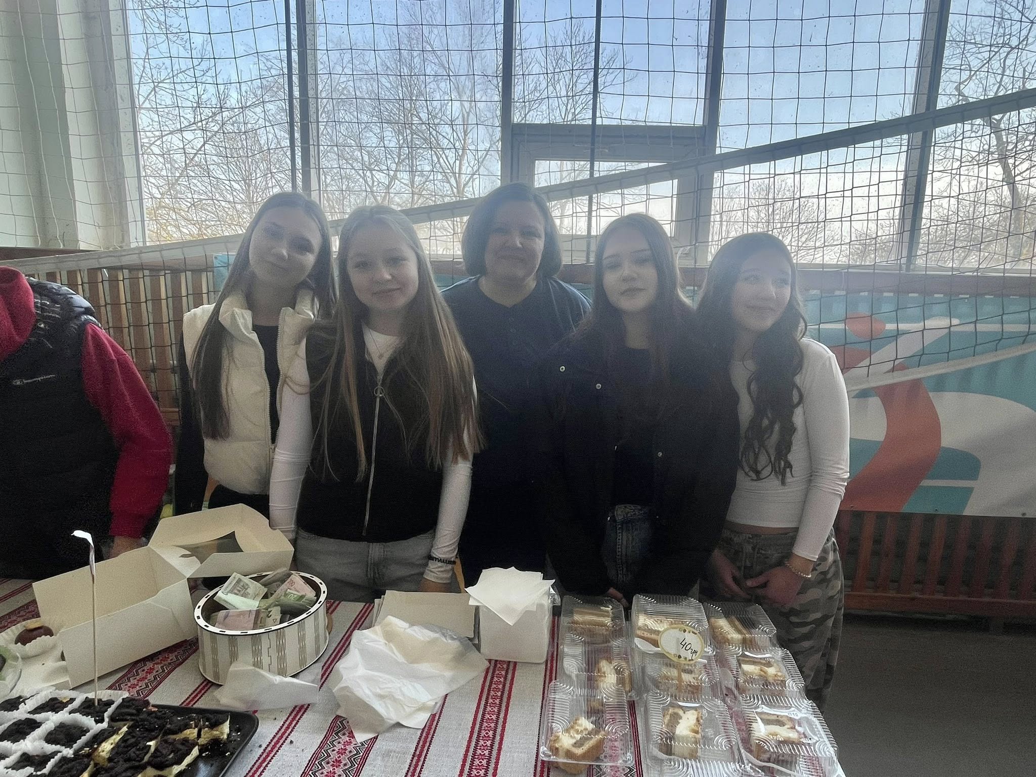 У Надвірній учні зібрали майже 60 тисяч гривень на підтримку ЗСУ 5 656896431 1411618657457326 1343465985052805419 n