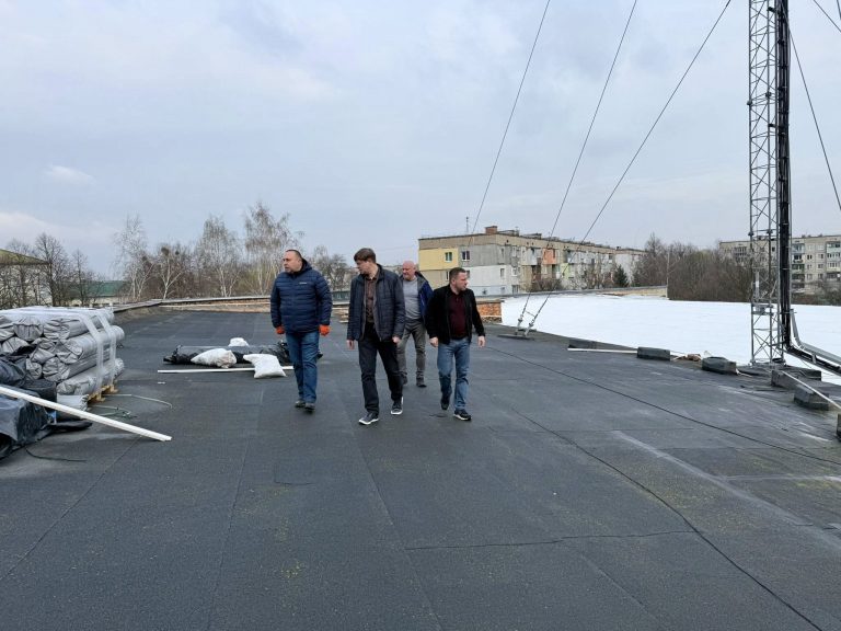 Будівля потребує капітального ремонту: оновлюють дах у калуському "Соколі" 8 657444453 980969291121238 1467551489970215291 n