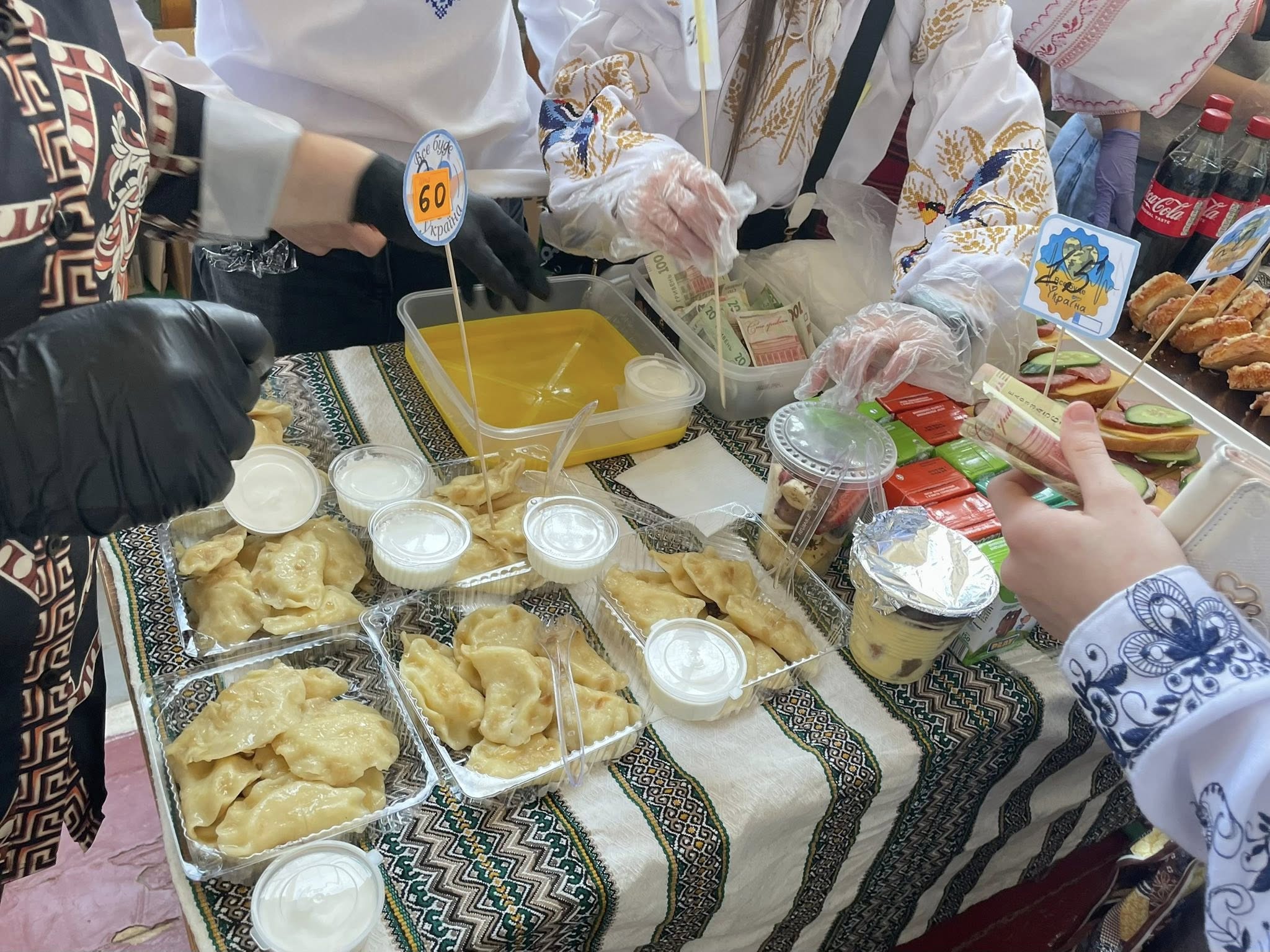 У Надвірній учні зібрали майже 60 тисяч гривень на підтримку ЗСУ 7 657597981 1411618710790654 7168969613977334161 n