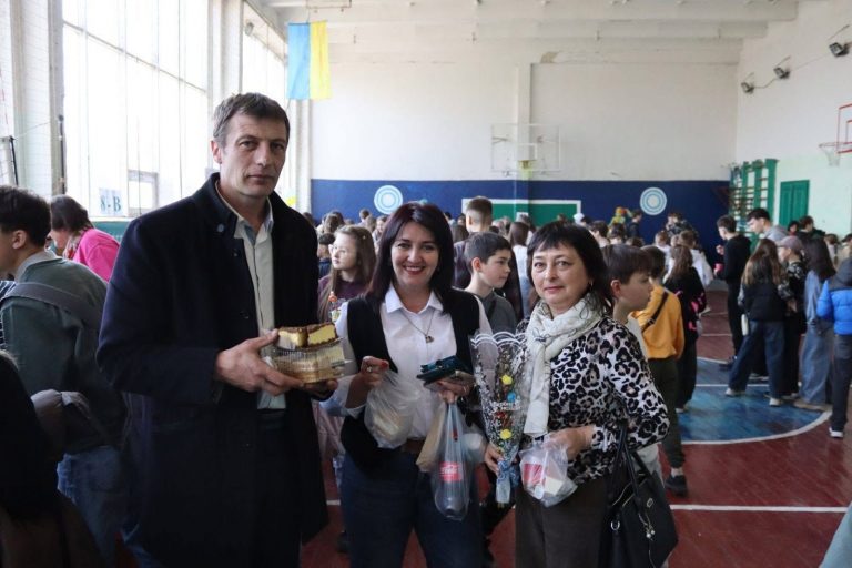 У Надвірній учні зібрали майже 60 тисяч гривень на підтримку ЗСУ 12 У Надвірній учні зібрали майже 60 тисяч гривень на підтримку ЗСУ