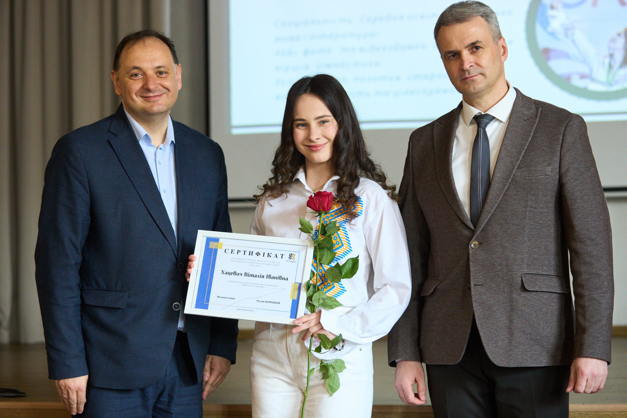 У Франківську визначили 100 студентів, які отримуватимуть щомісячну стипендію від міста 2 658954756 1537845344578383 8634528813204293079 n