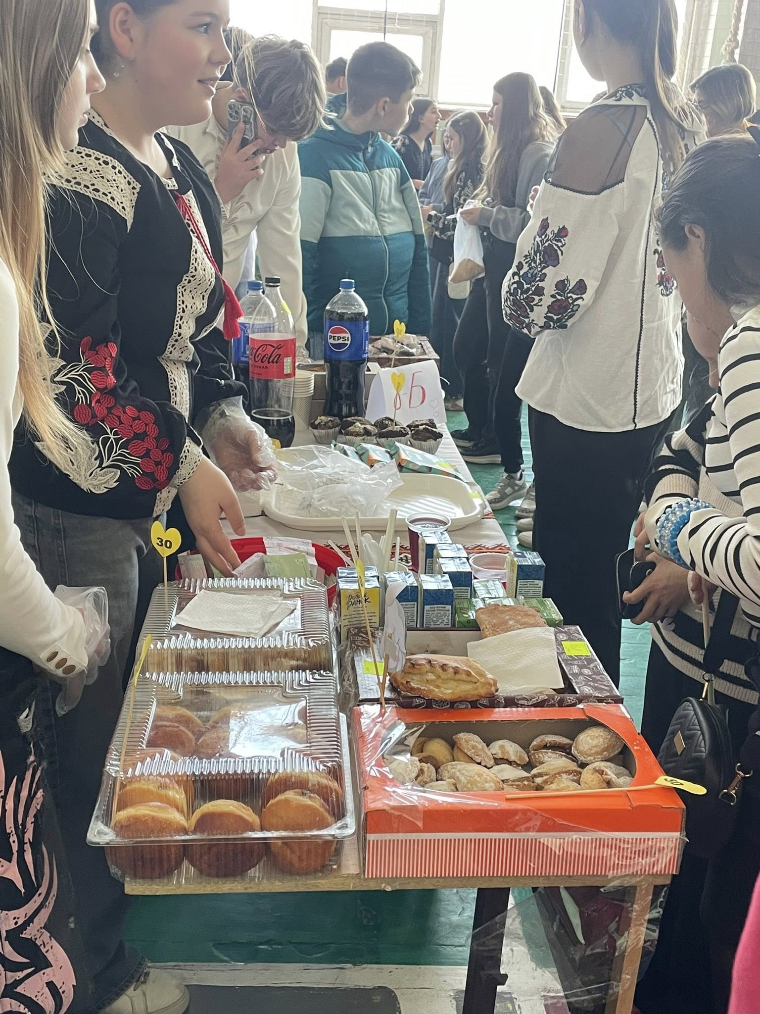 У Надвірній учні зібрали майже 60 тисяч гривень на підтримку ЗСУ 3 658970061 1411619007457291 7647434691197670700 n