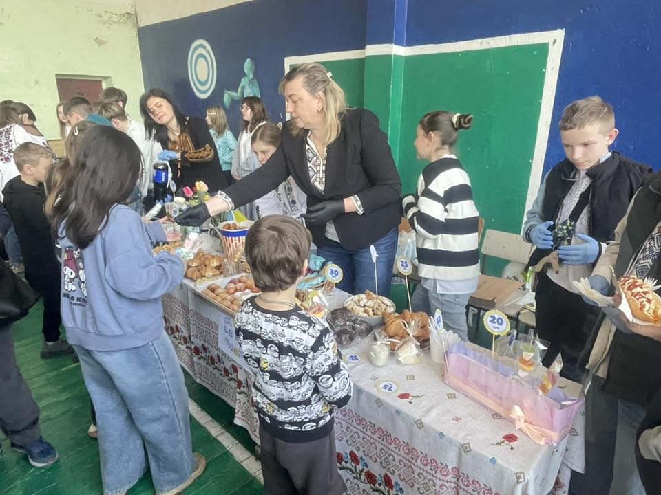 У Надвірній учні зібрали майже 60 тисяч гривень на підтримку ЗСУ 2 661986221 1411617610790764 4892789172841769156 n