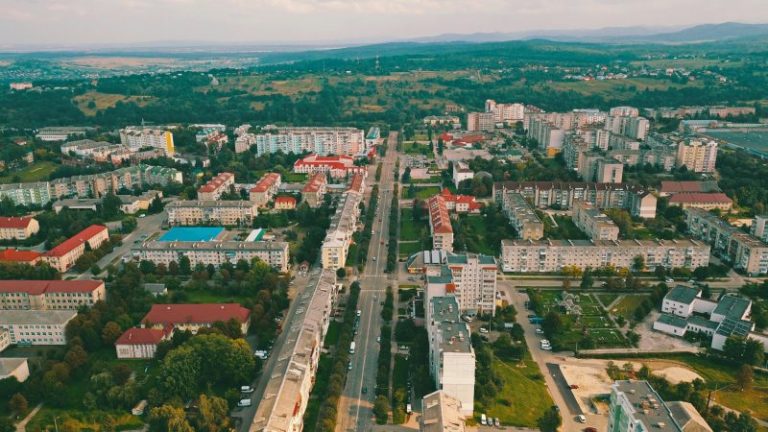 У центрі Долини хочуть навести порядок із паркуванням таксі