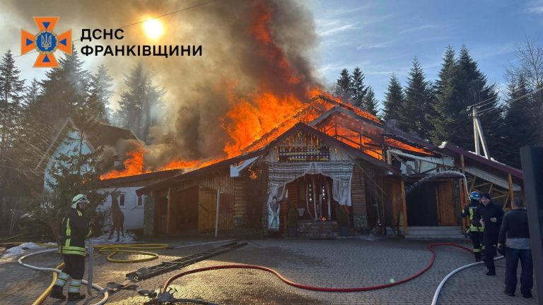 У Надвірнянській громаді згоріло кафе "Смерічка" (ФОТО) (ДОПОВНЕНО) 12 FB IMG 1772821332063