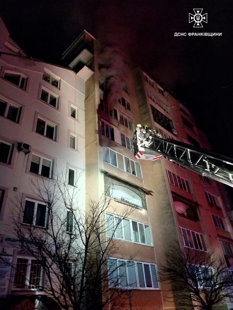 У Франківську горіла квартира: врятували вісім людей (ФОТО) 12 FB IMG 1773211707374