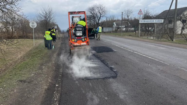 У Тлумацькій громаді ліквідують аварійну ямковість на дорогах(ФОТО) 5 FB IMG 1774106515391