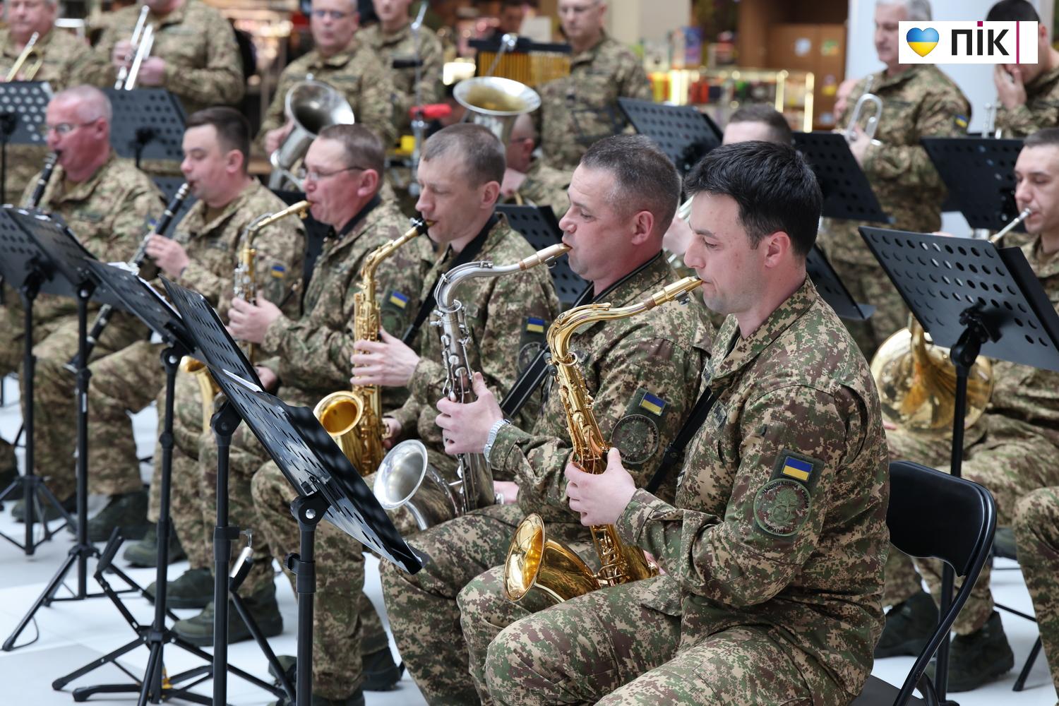 Зведений оркестр Нацгвардії дав потужний концерт у франківському ТРЦ (ФОТО) 3 G71A7948 resize