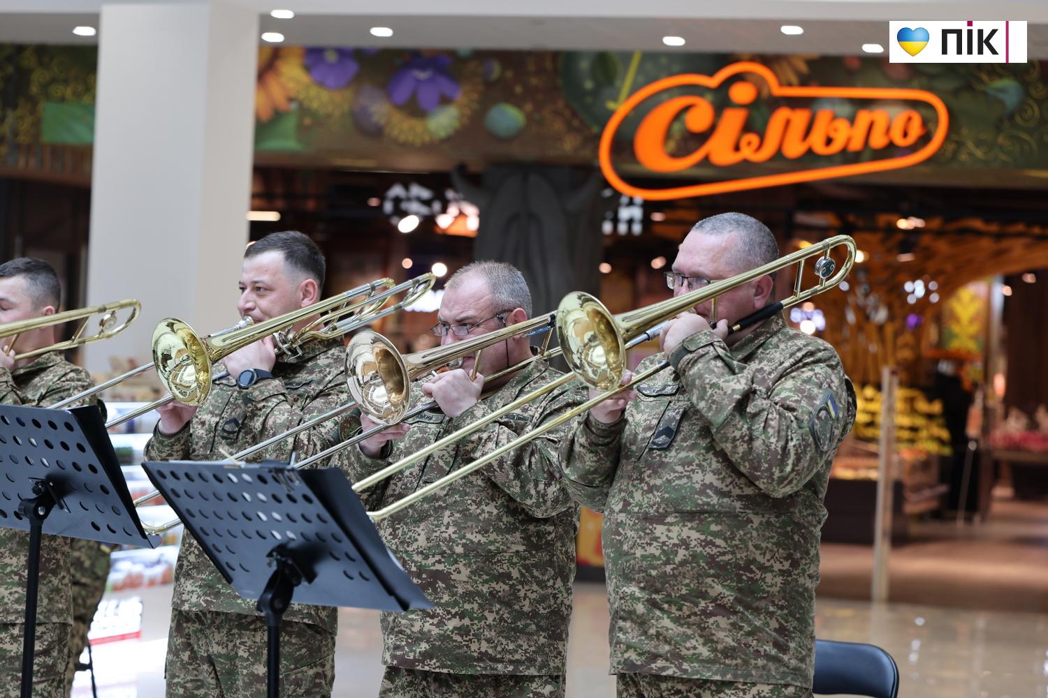 Зведений оркестр Нацгвардії дав потужний концерт у франківському ТРЦ (ФОТО) 5 G71A8040 resize