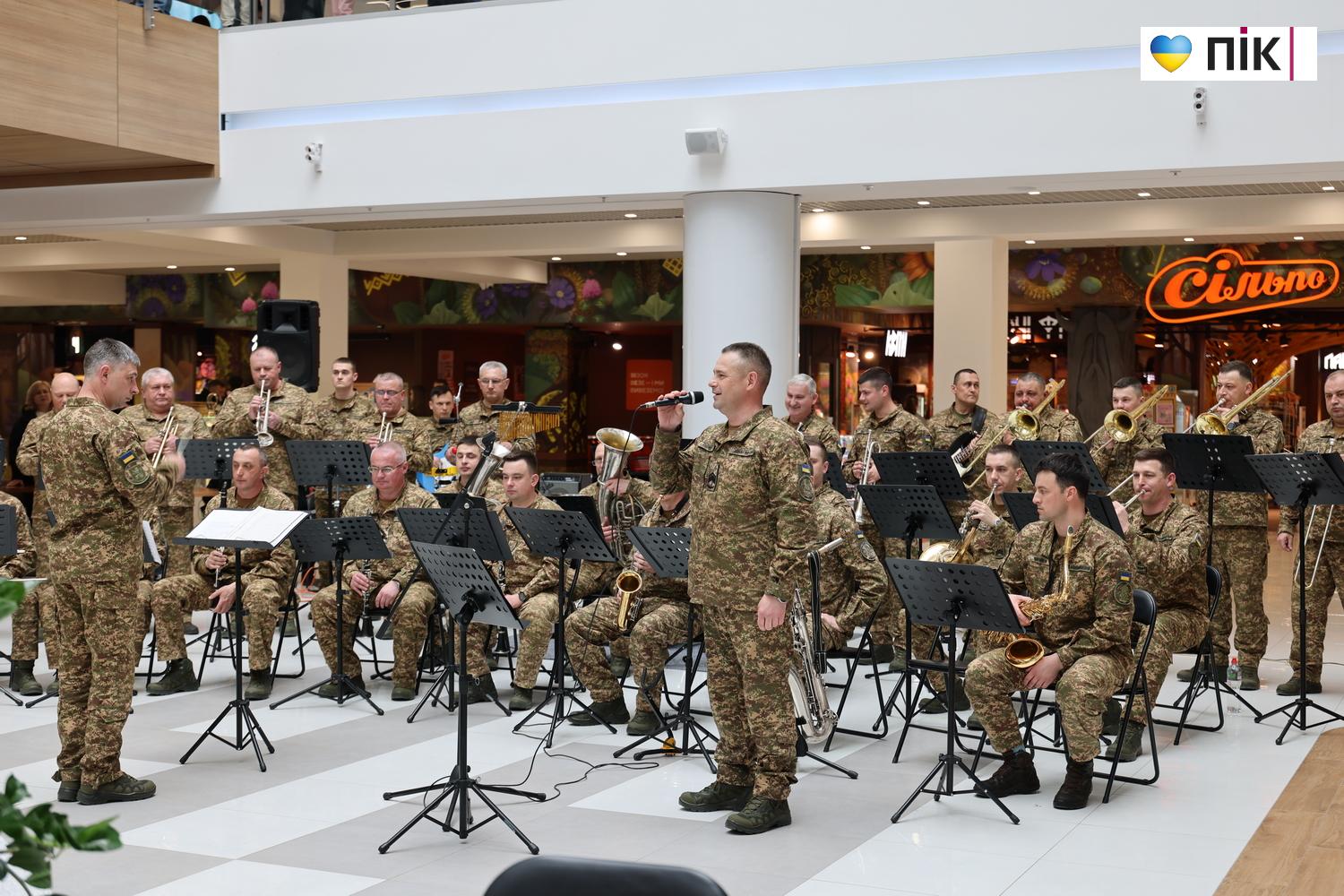 Зведений оркестр Нацгвардії дав потужний концерт у франківському ТРЦ (ФОТО) 9 G71A8162 resize