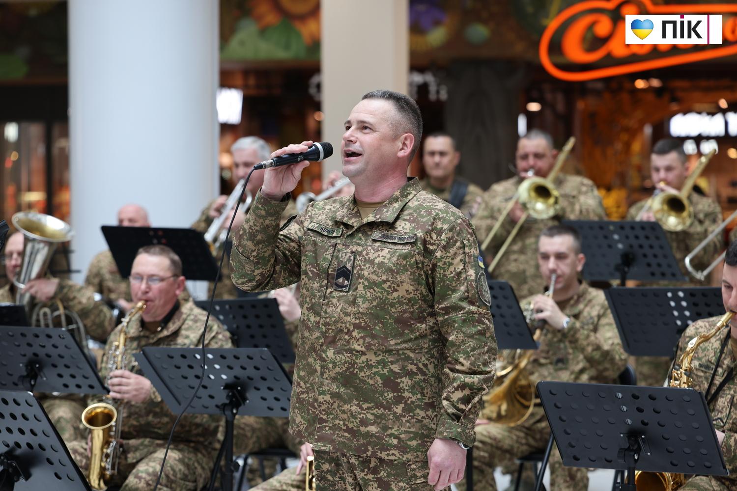 Зведений оркестр Нацгвардії дав потужний концерт у франківському ТРЦ (ФОТО) 11 G71A8197 resize