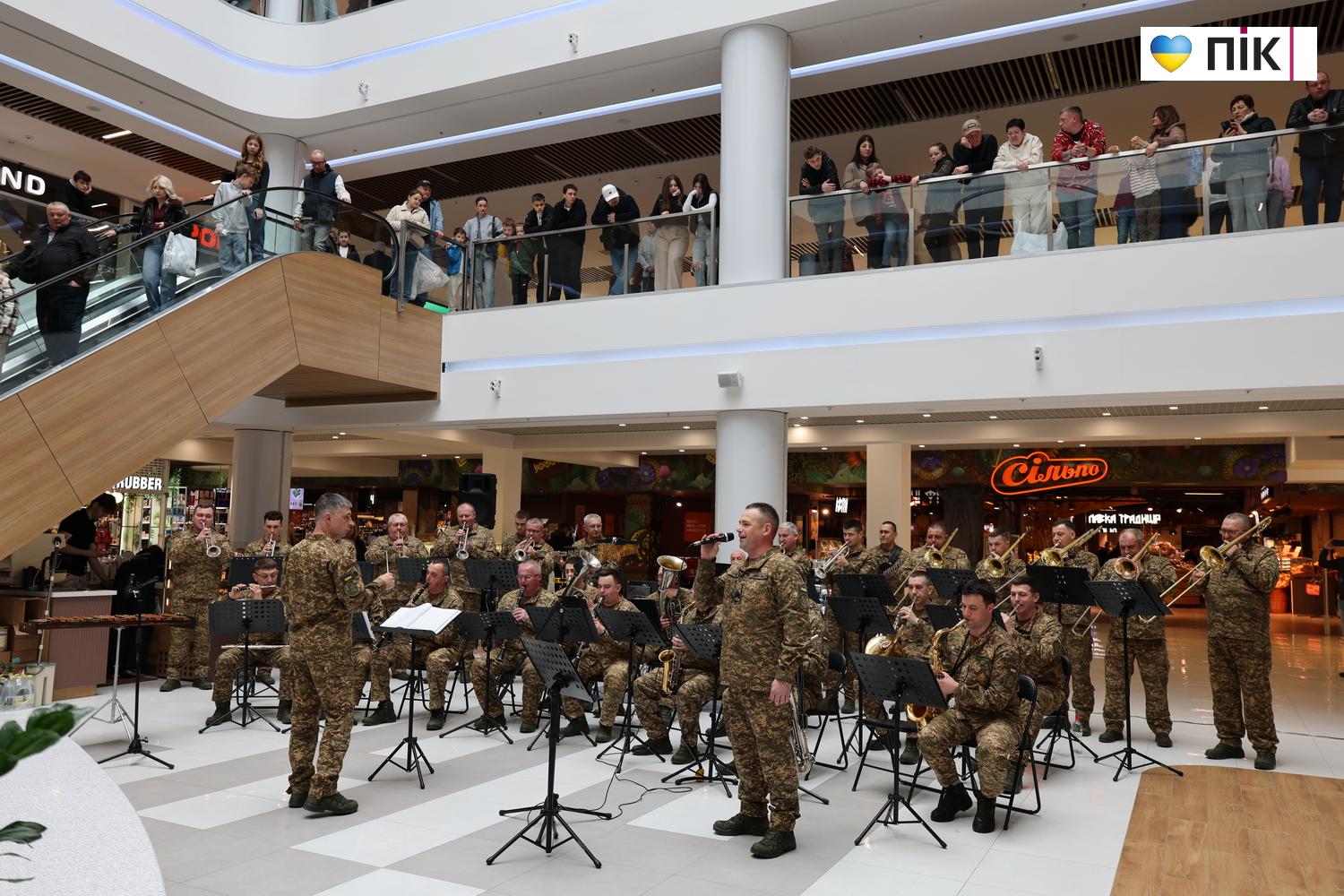 Зведений оркестр Нацгвардії дав потужний концерт у франківському ТРЦ (ФОТО) 14 G71A8274 resize