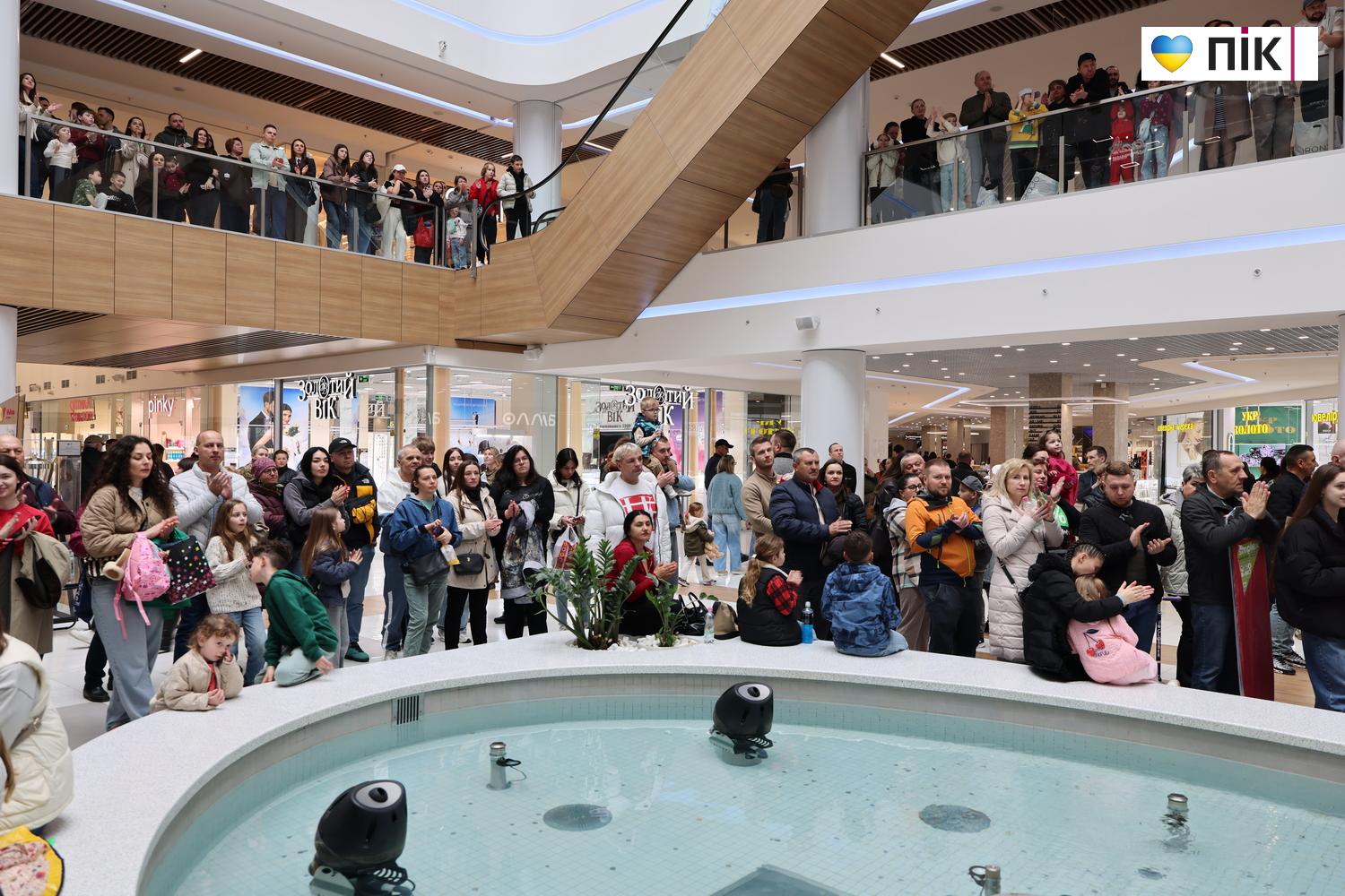 Зведений оркестр Нацгвардії дав потужний концерт у франківському ТРЦ (ФОТО) 17 G71A8327 resize