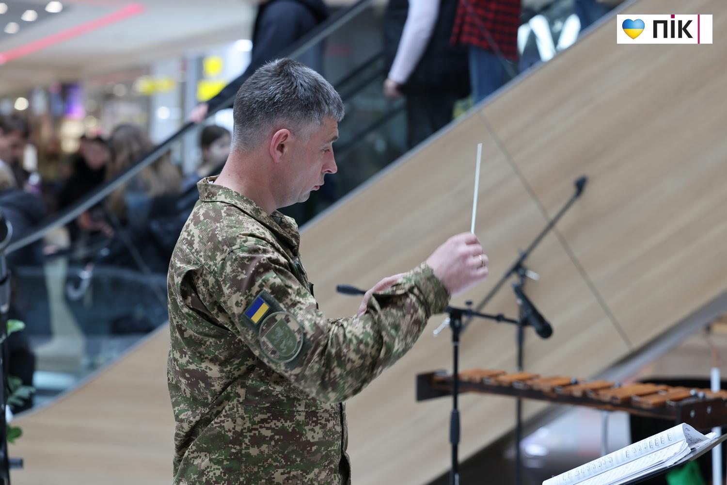 Зведений оркестр Нацгвардії дав потужний концерт у франківському ТРЦ (ФОТО) 18 G71A8352 resize