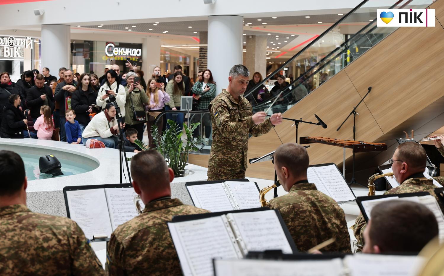 Зведений оркестр Нацгвардії дав потужний концерт у франківському ТРЦ (ФОТО) 19 G71A8365 resize