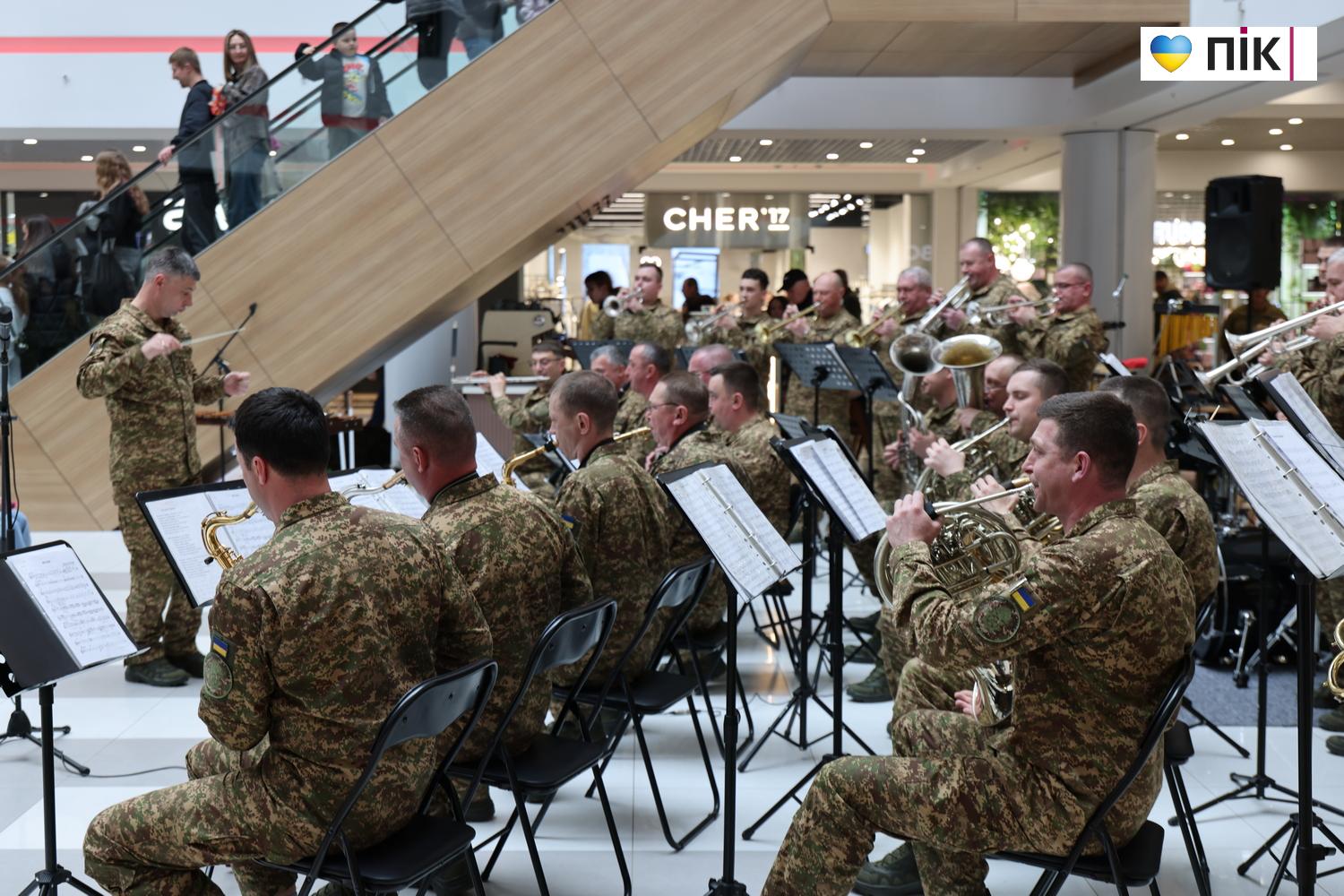 Зведений оркестр Нацгвардії дав потужний концерт у франківському ТРЦ (ФОТО) 20 G71A8433 resize