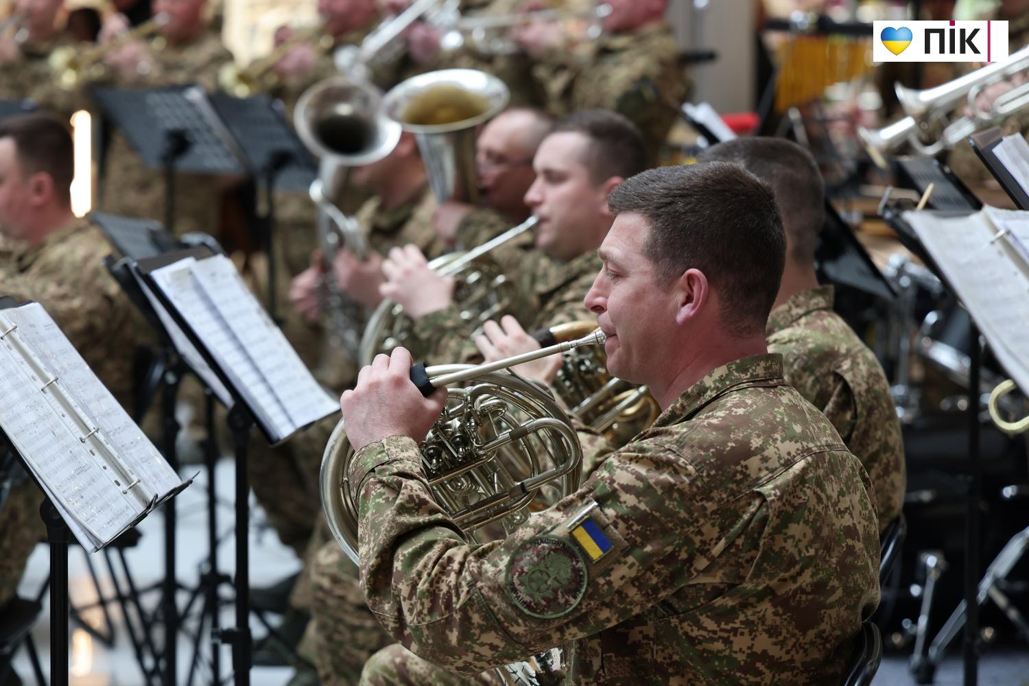 Зведений оркестр Нацгвардії дав потужний концерт у франківському ТРЦ (ФОТО) 21 G71A8448 resize