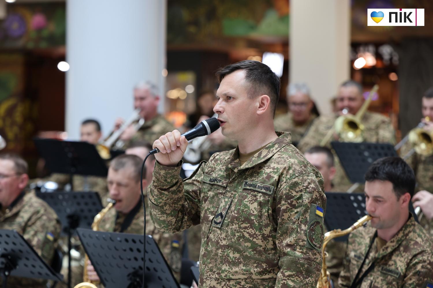 Зведений оркестр Нацгвардії дав потужний концерт у франківському ТРЦ (ФОТО) 25 G71A8509 resize