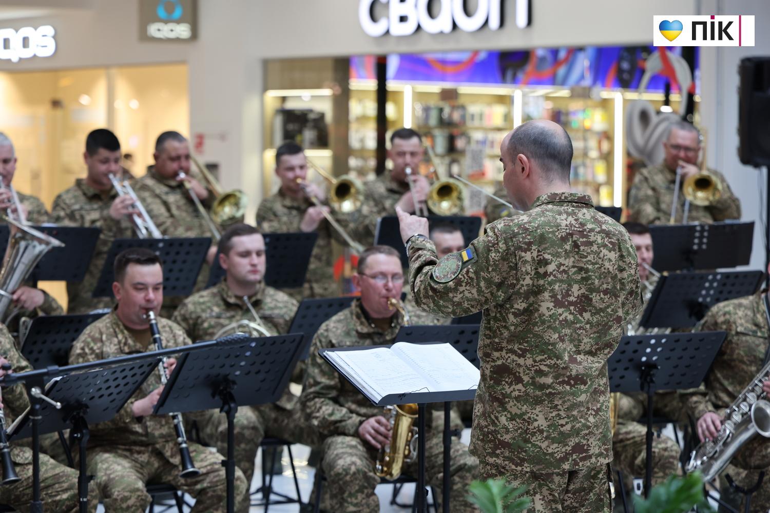 Зведений оркестр Нацгвардії дав потужний концерт у франківському ТРЦ (ФОТО) 27 G71A8555 resize
