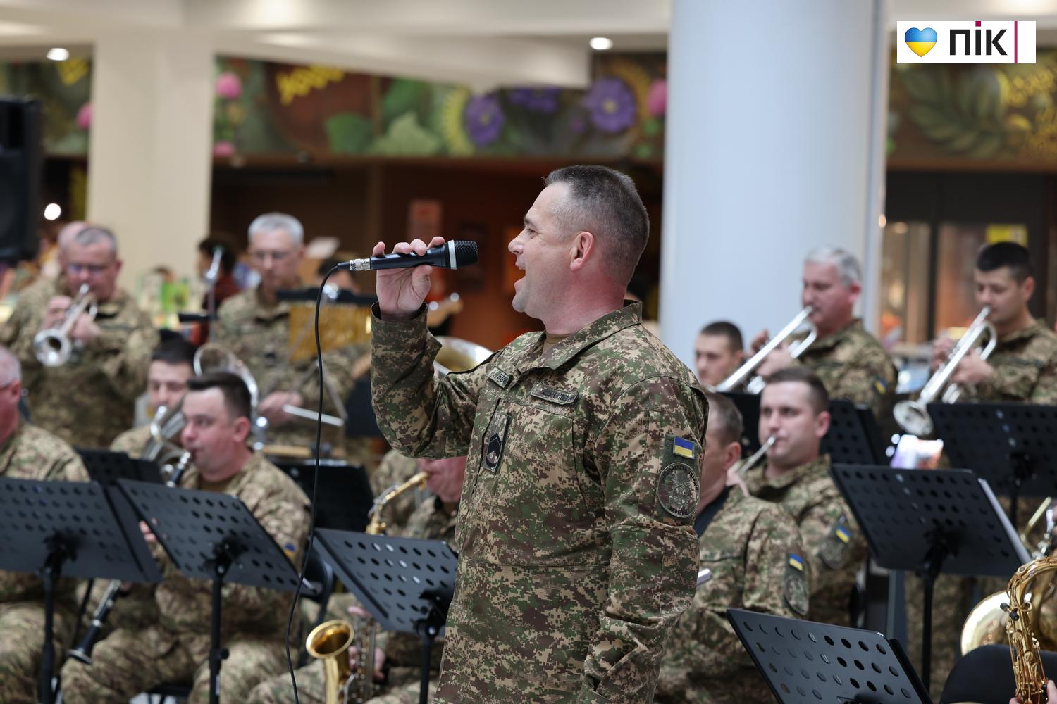 Зведений оркестр Нацгвардії дав потужний концерт у франківському ТРЦ (ФОТО) 30 G71A8631 resize