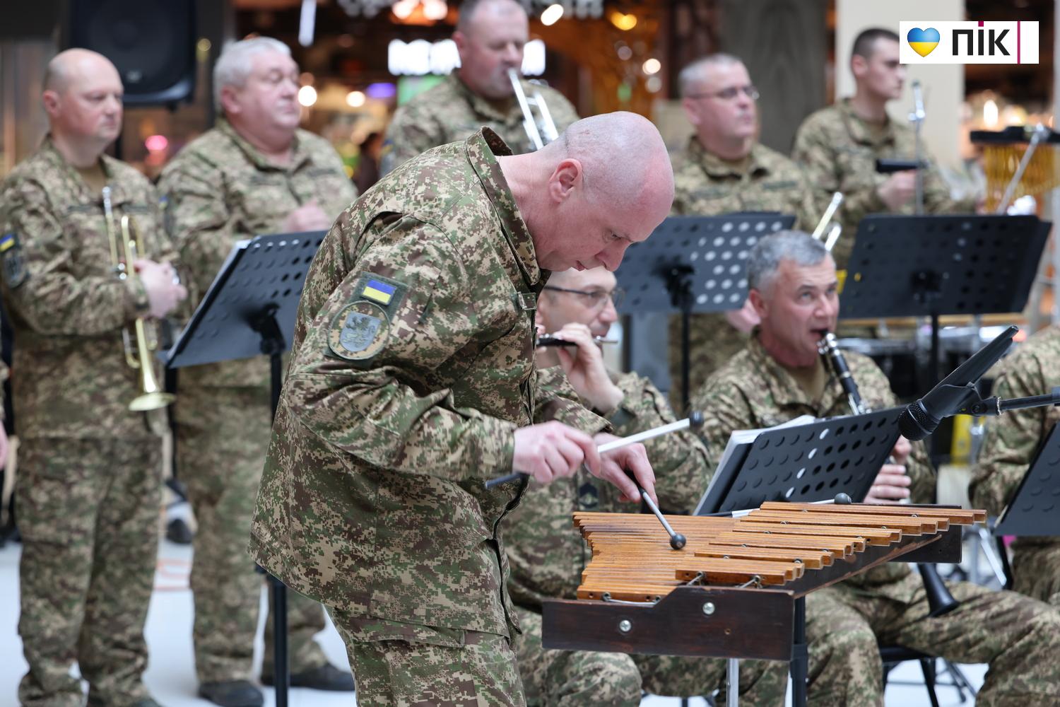 Зведений оркестр Нацгвардії дав потужний концерт у франківському ТРЦ (ФОТО) 31 G71A8649 resize