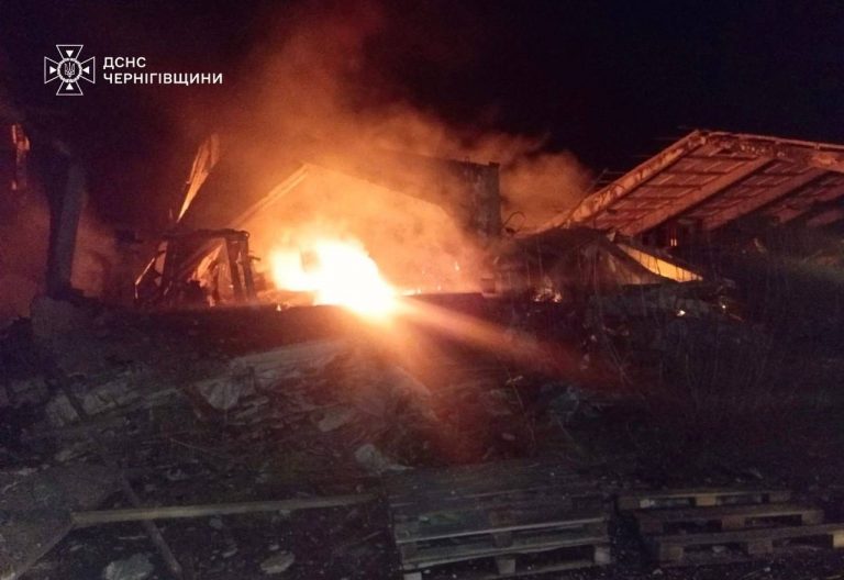 Ворог атакував безпілотниками Чернігівщину: горів житловий будинок (ФОТО) 6 IMG 20260311 070842 418