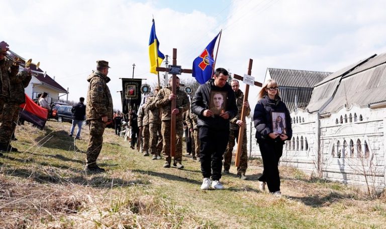 У Ланчинській громаді попрощалися із загиблим нацгвардійцем та його донькою 12 afb99b5f2af43bd5