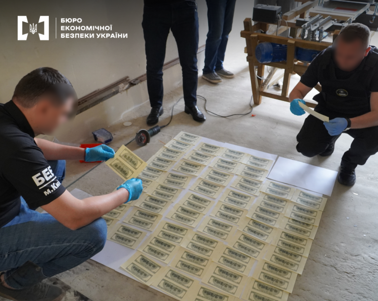 На Київщині викрили виробництво фальшивих доларів та гривень (ФОТО) 6 На Київщині викрили виробництво фальшивих доларів та гривень (ФОТО)