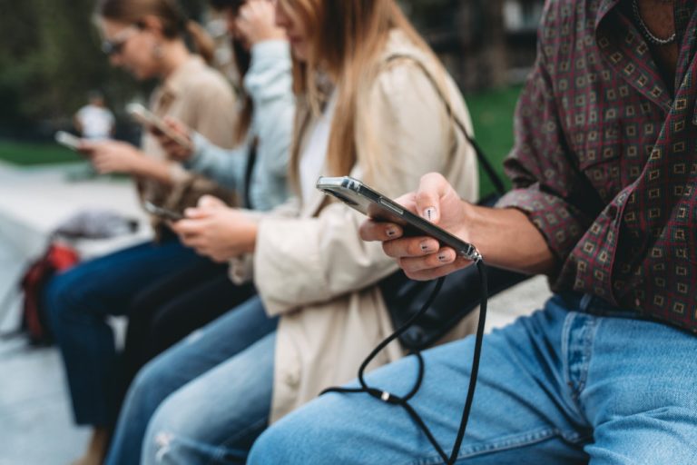 Як часто українці читають новини: результати опитування Viber