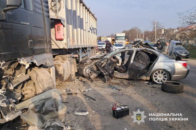 Автотроща в Чернівцях: загинув 24-річний рятувальник (ФОТО) 6 img 9b6b84e31890b8c9dc29331d4ae48ce2