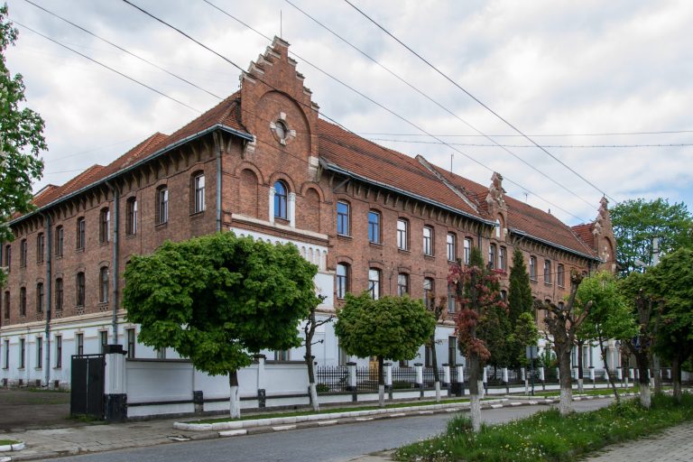 На Прикарпатті шість ліцеїв долучаться до пілотної реформи старшої школи: перелік 2 kolomyya vul. i. franka 19 1 scaled 1