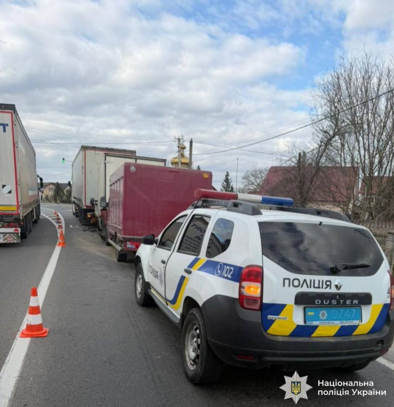 У поліції розповіли подробиці потрійної ДТП за участі вантажівок (ФОТОФАКТ) 2 photo 2026 03 18 16 50 03