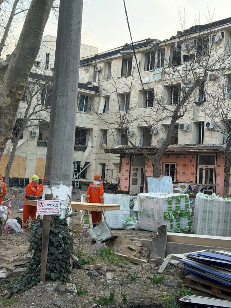 російська атака по Одесі: зафіксували влучання по пологовому та багатоповерхівках (ФОТО) 9 photo 2026 03 28 06 55 32