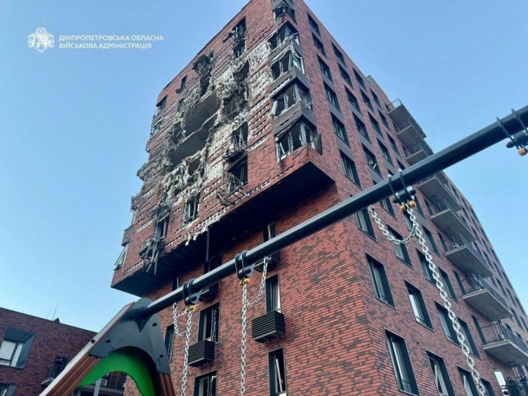 У Сумах горіла промзона, у Дніпрі пошкоджена новобудова: наслідки ворожої атаки 15 квітня 11 У Сумах горіла промзона, у Дніпрі пошкоджена новобудова: наслідки ворожої атаки 15 квітня