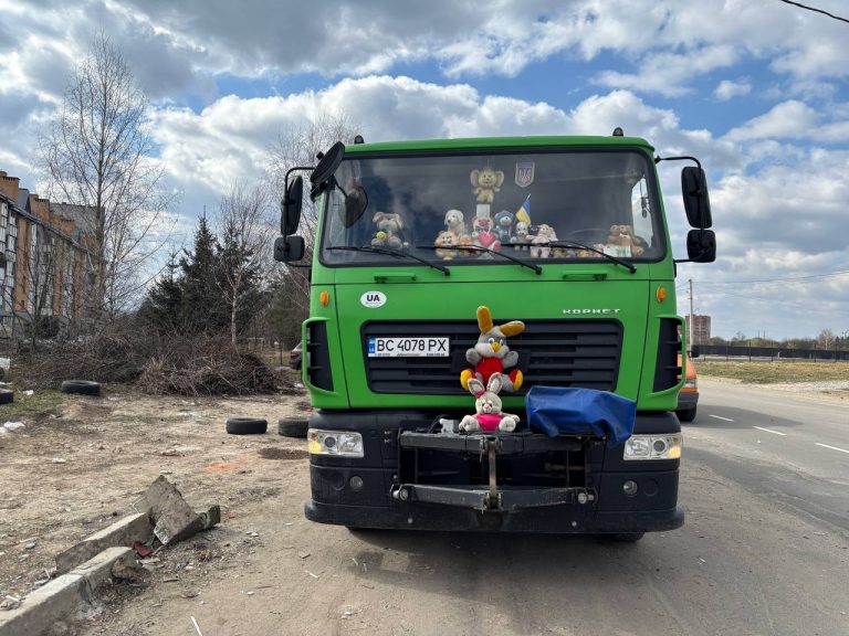 На Львівщині водій сміттєвоза прикрашає авто знайденими іграшками (ФОТО)