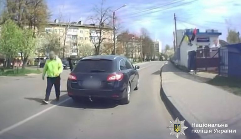У Франківську знайшли водія, який вдарив жінку на Сухомлинського (ФОТО) 6 У Франківську знайшли водія, який вдарив жінку на Сухомлинського (ФОТО)
