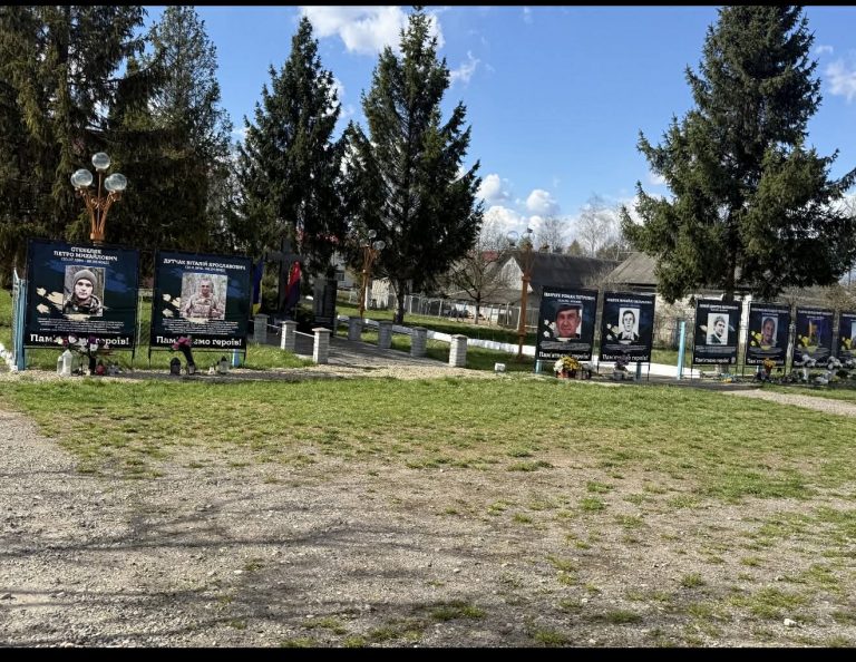 Бруківка стоїть у мішках: громада бореться за благоустрій меморіалу загиблих воїнів у Цуцилові (ФОТО) 2 5a337fe3 c660 463d bed9 8bdaee599072