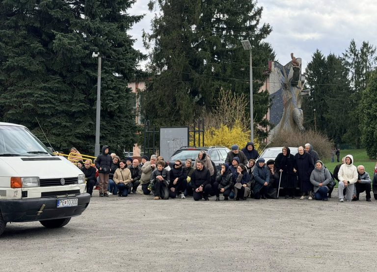 Бурштинська громада на колінах зустріла полеглого воїна (ФОТО) 9 645392545 1269142365404974 4803003235351367575 n