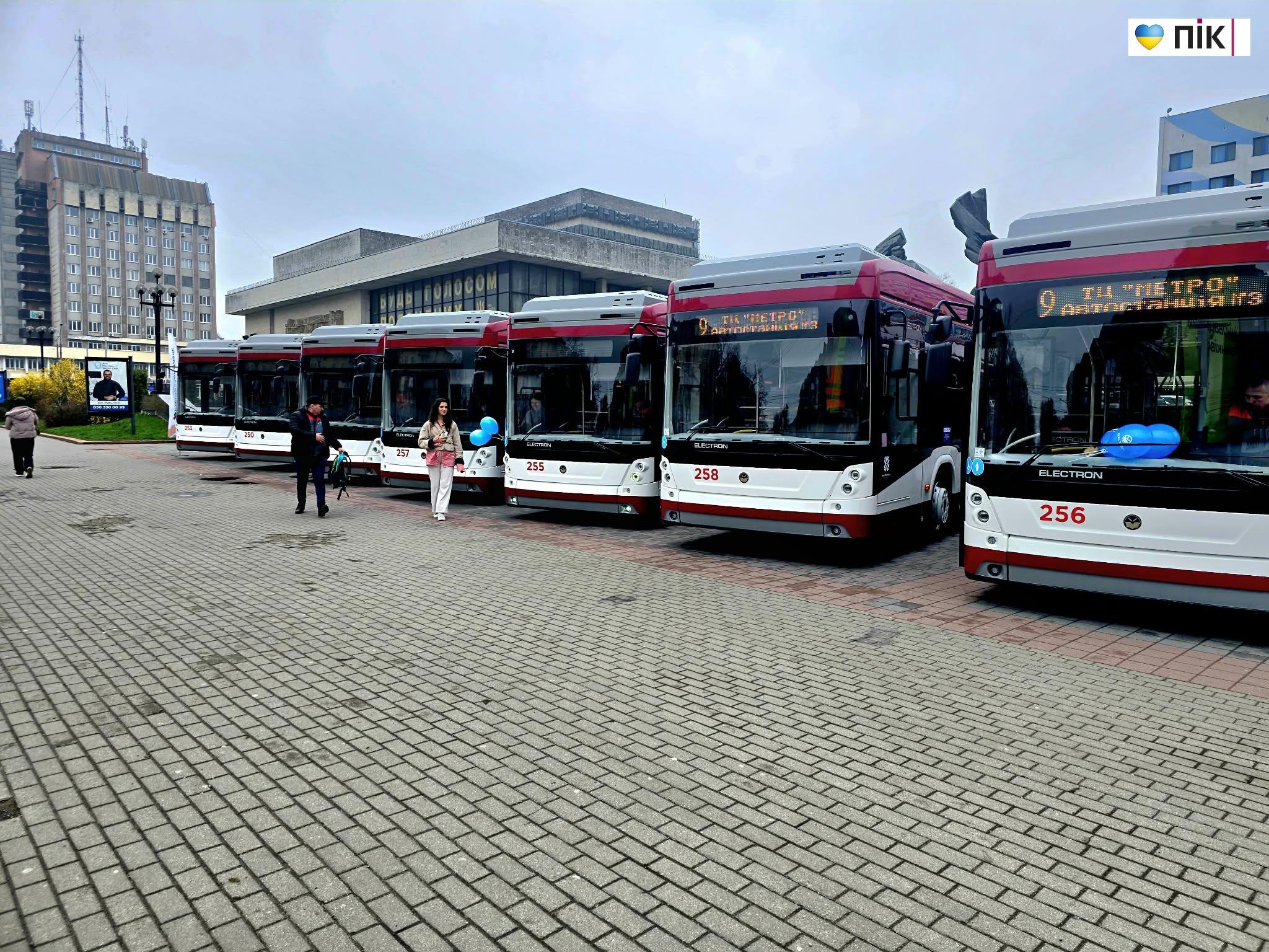 У Франківську презентували 9 нових дуобусів (ФОТО) 5 659169297 891792003884316 9207517136166628561 n