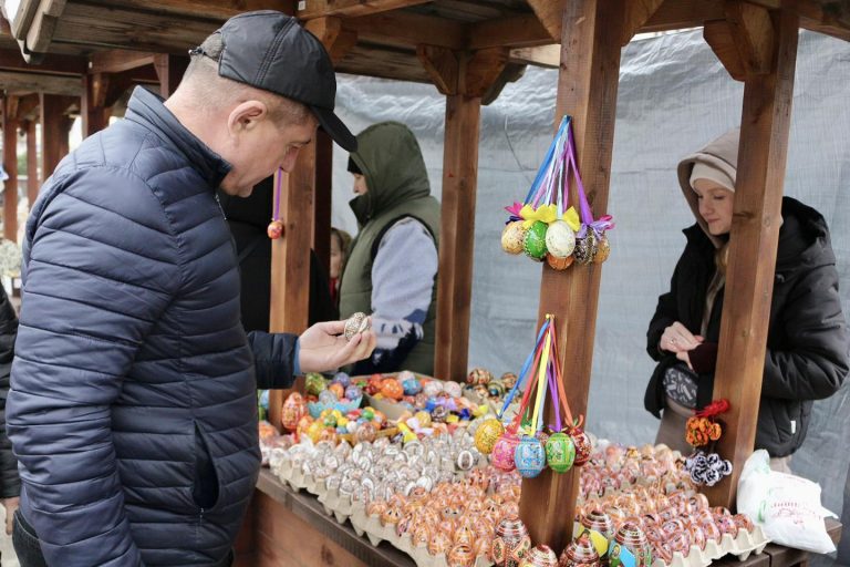 Великодній ярмарок у Коломиї: що можна купити (ФОТО) 7 Продукції від кольору до вибору: в Коломиї триває Великодній ярмарок (ФОТО)