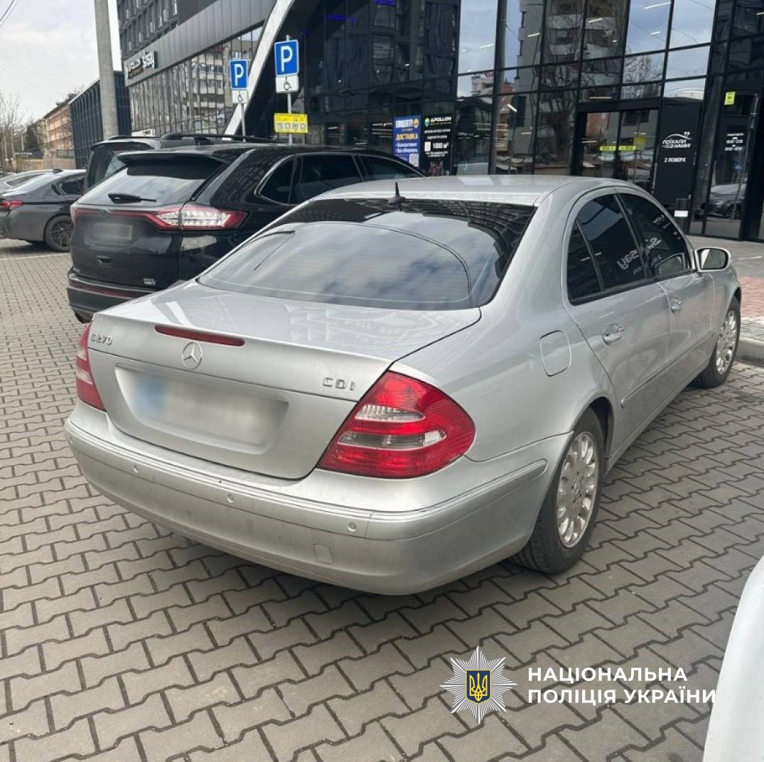 У Франківську водій легковика зіштовхнувся з комунальним автобусом та втік (ФОТО) 4 667833568 958356426838587 1534296460696828714 n