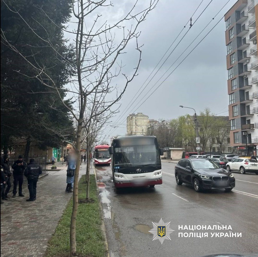 У Франківську водій легковика зіштовхнувся з комунальним автобусом та втік (ФОТО) 2 668311717 958356520171911 2466582072924537831 n