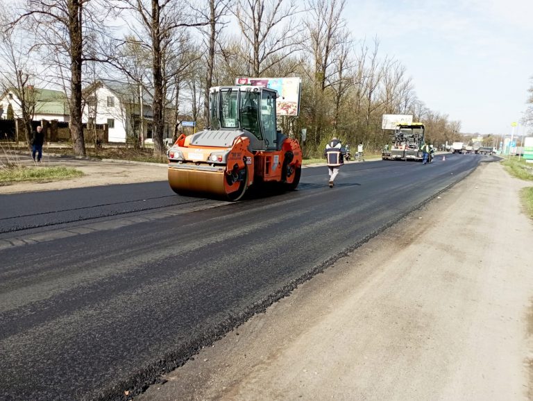На Калуському шосе укладають новий асфальт: ремонт у завершальній фазі (ВІДЕО) 1 668565846 1252507070375914 7060523706198349432 n