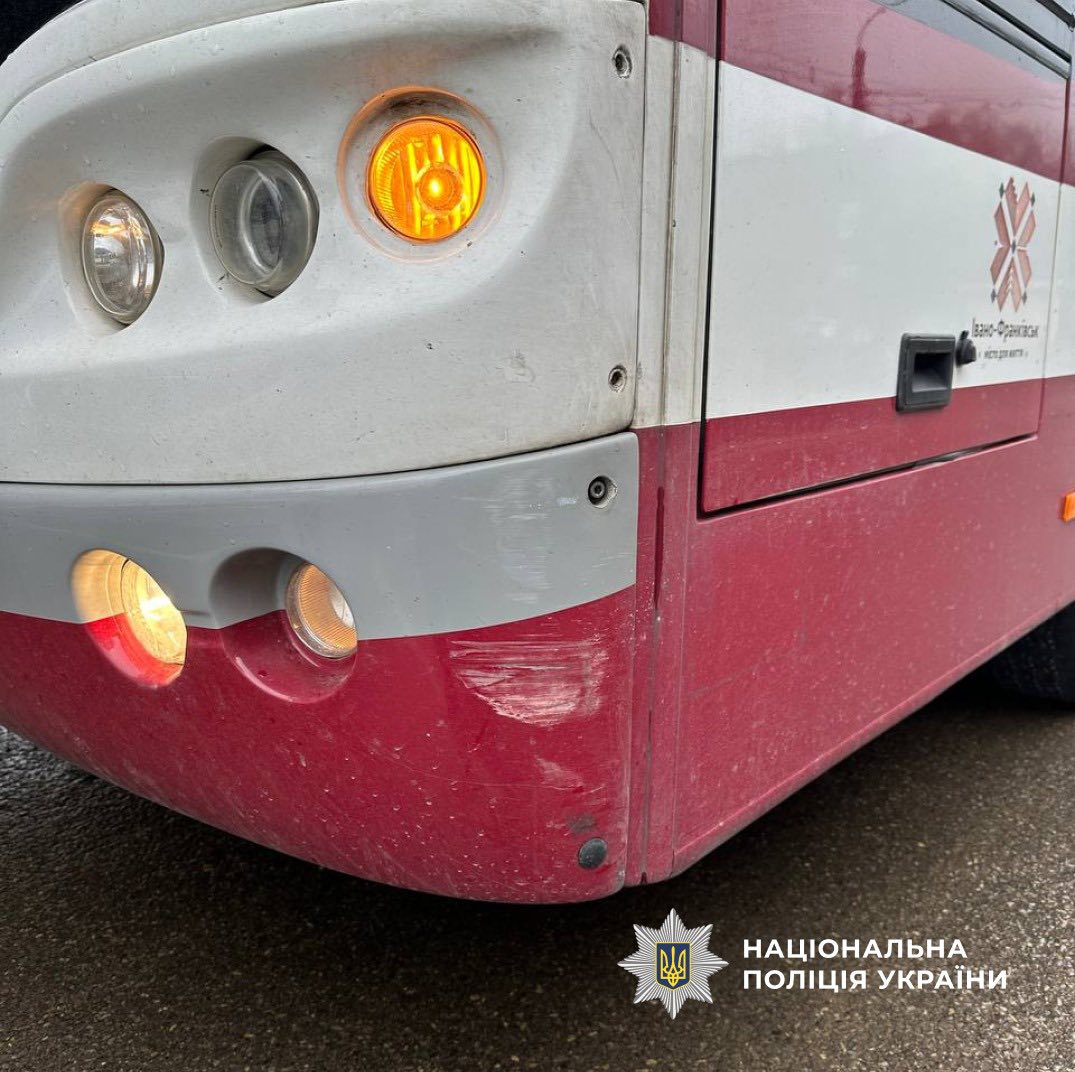 У Франківську водій легковика зіштовхнувся з комунальним автобусом та втік (ФОТО) 3 670015671 958356533505243 3167304924524907773 n